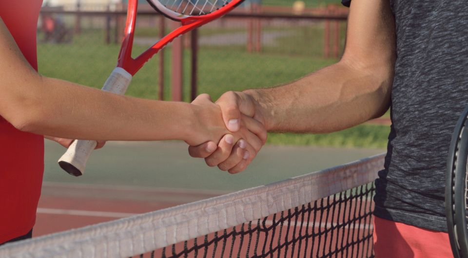 hand schudden tennisbaan