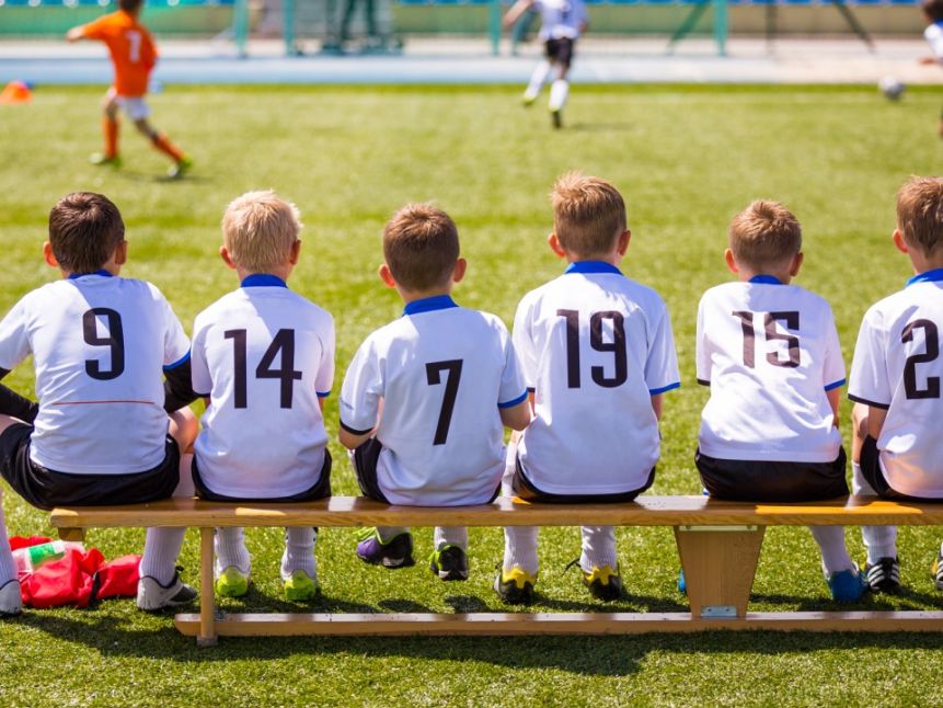 voetbal jongens op een bankje